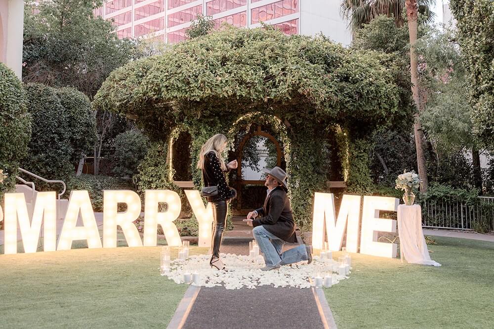 las-vegas-marry-me-marquee-lights-proposal-idea-5.jpg